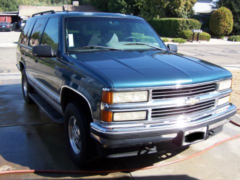 1995 Chevrolet Tahoe - Front view of a teal 1995 Chevrolet Tahoe parked on a driveway.