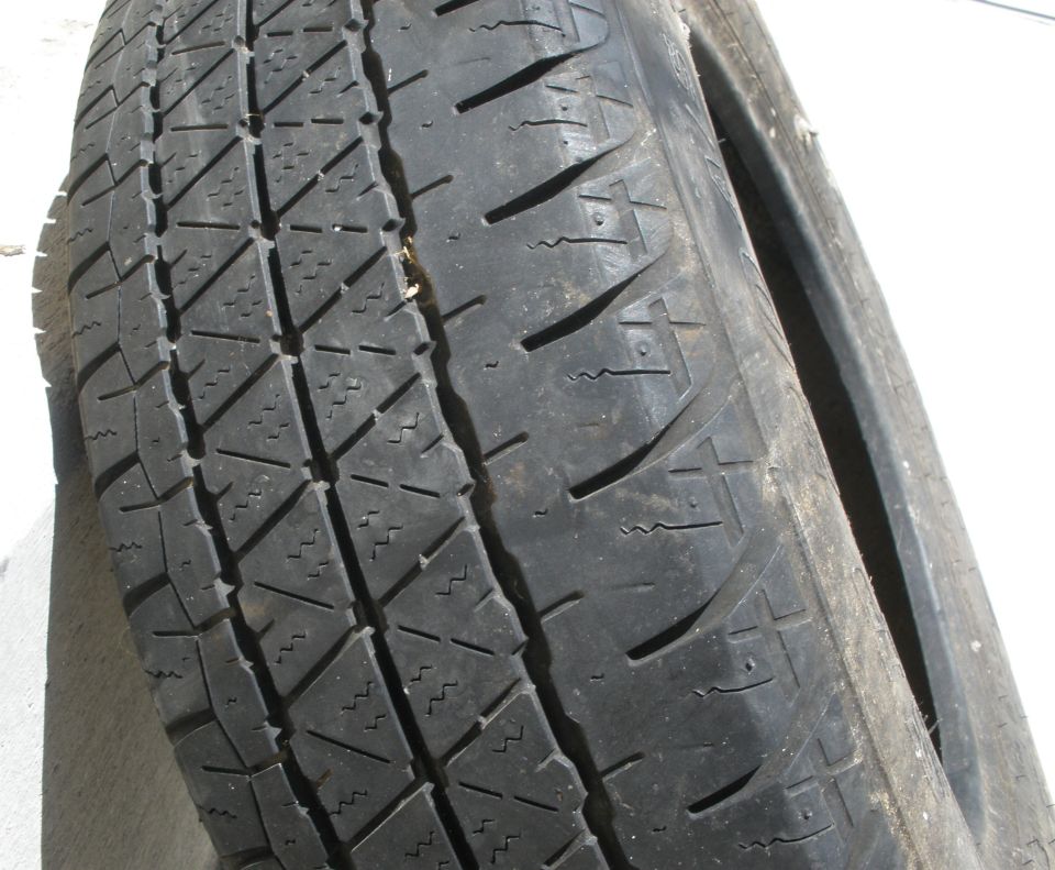 Close-up of a tire tread. Supermotors.net logo visible