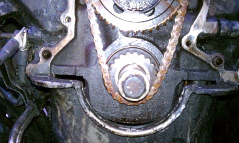 1990 Ford Bronco - This image shows the internal workings of an engine, specifically the timing chain and gears.