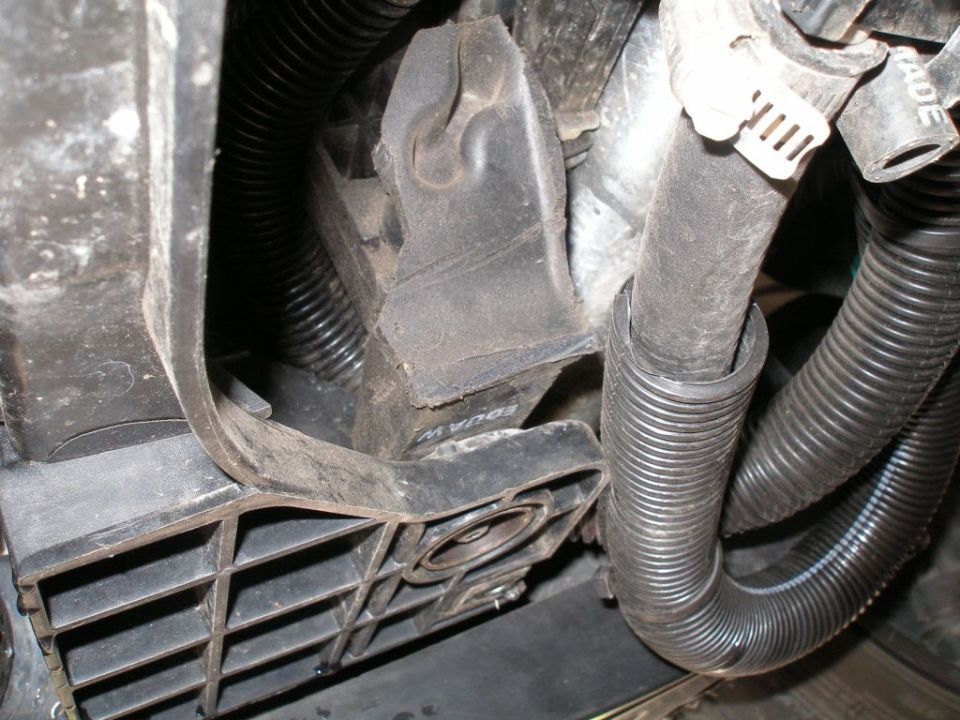 Engine bay bracket and hoses