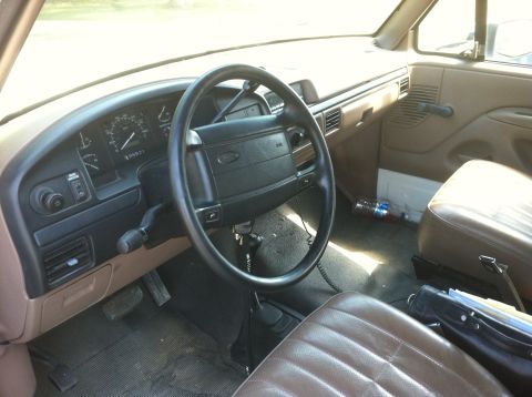 1996 Ford Bronco - Interior view of a 1996 Ford Bronco, the dashboard and seating.