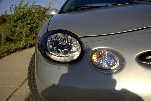 1998 Ford Taurus - Front view of a 1998 Ford Taurus showing its headlights and grille.