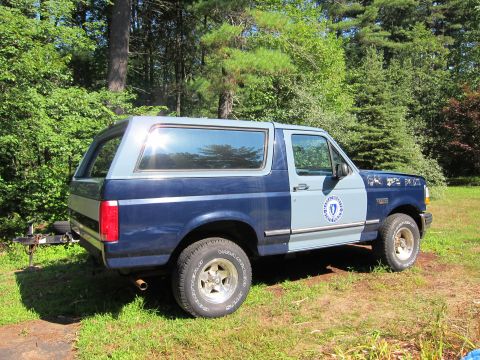 1991 Ford Crown Victoria LTD - This Ford Bronco has a two-tone paint job and a seal on the driver's side door.