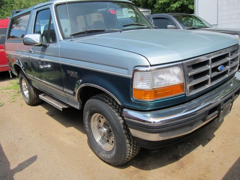 1991 Ford LTD Crown Victoria - This two-tone Ford Bronco has a chrome grille and bumper, with dark green lower body panels.