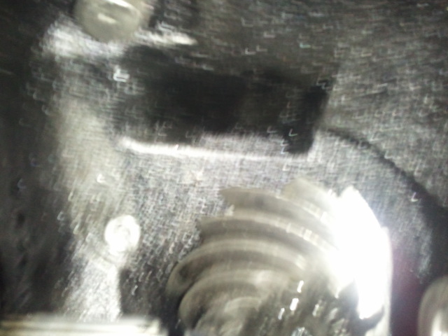 Close-up of differential gears with a Supermotors.net watermark
