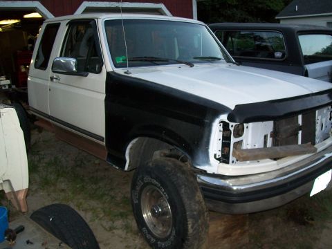 1995 Ford F-150 - This two-tone Ford Bronco appears to be in a state of repair, with one fender painted black.