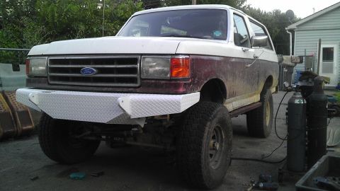 1989 Ford Bronco - This Ford Bronco has a two-tone paint job and appears to be undergoing some modifications.