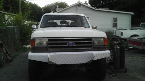 1989 Ford Bronco - This white Ford Bronco appears to be from the 1987 model year, not 1989 as claimed.