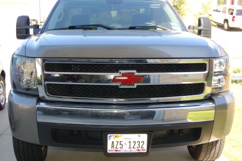 2007 Chevrolet Silverado 1500 - Front view of a gray Chevrolet Silverado truck, showing its grille and headlights.
