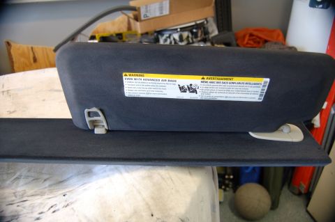 2007 Chevrolet Silverado 1500 - A close-up view of a vehicle's sun visor, showing warning labels in English and French regarding advanced airbags.