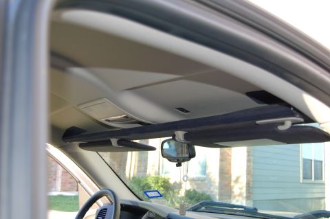 2007 Chevrolet Silverado 1500 - Interior view of the overhead console and visor in a 2007 Chevrolet Silverado 1500.