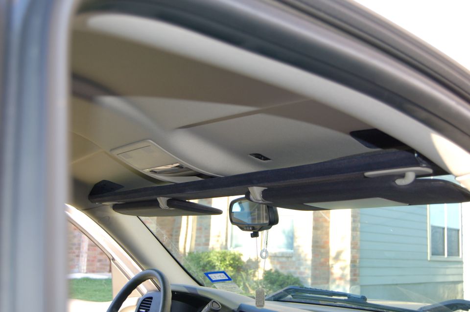 Overhead console and visor in a 2007 Chevrolet Silverado 1500