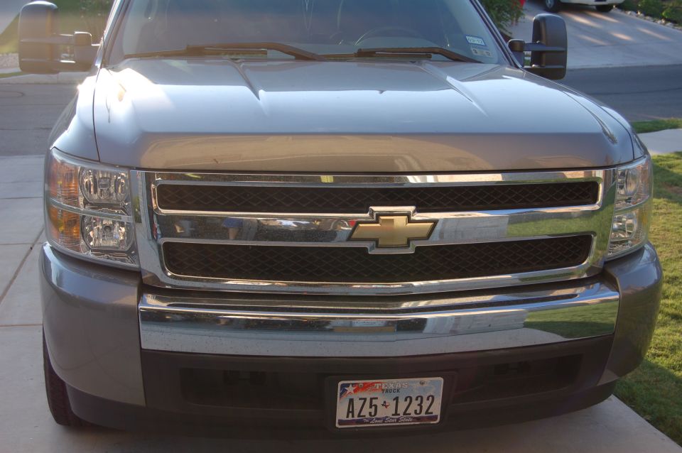 Gray Chevrolet Silverado 1500 front grille and headlights, Texas license plate AZ5 1232