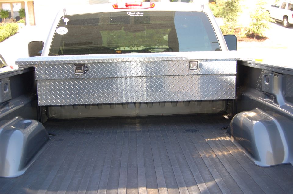 2007 Chevrolet Silverado 1500 truck bed with a diamond plate toolbox installed