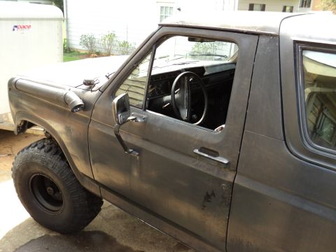 1986 Ford Bronco - This Ford Bronco appears to be from the early 1980s, not 1986, based on its body style.