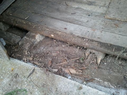 1985 Ford F-150 - Ground and wooden planks are visible in this image, which includes a Supermotors logo at the bottom right.
