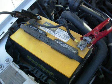 1995 Ford Bronco - Garbage battery dead; garbage battery terminals.