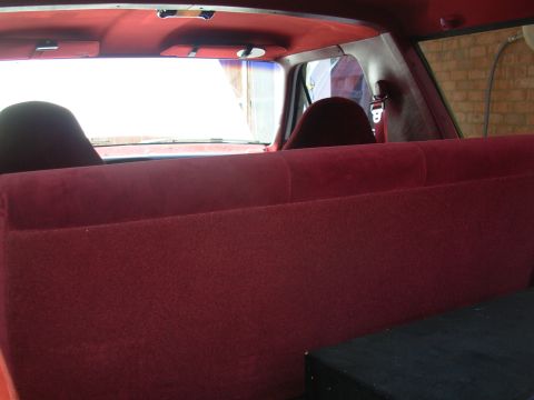 1995 Ford Bronco - No OHC, cargo cover, cargo net, dimming RV mirror, or dual visors, and it has the chrome dome/map lamp.