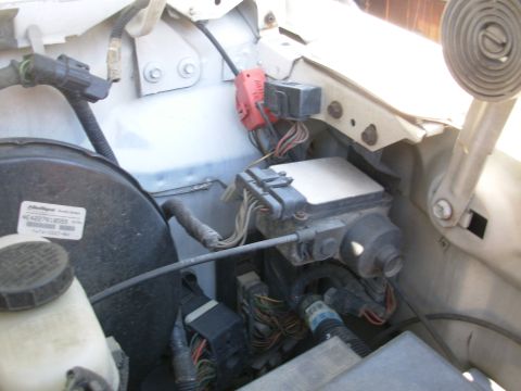 1995 Ford Bronco - Cruise servo, DLC, 4WABS test connector, SPOUT, IDM, & EEC.