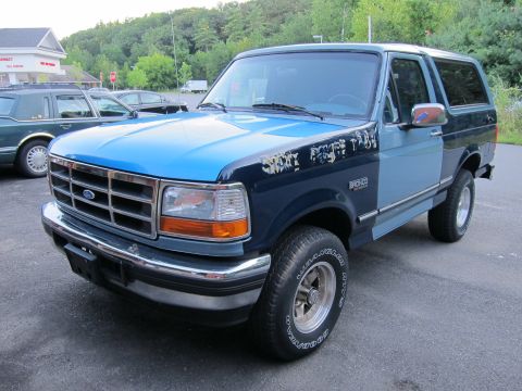 2001 Ford Crown Victoria - This two-tone Ford Bronco shows significant paint wear on its front fender.