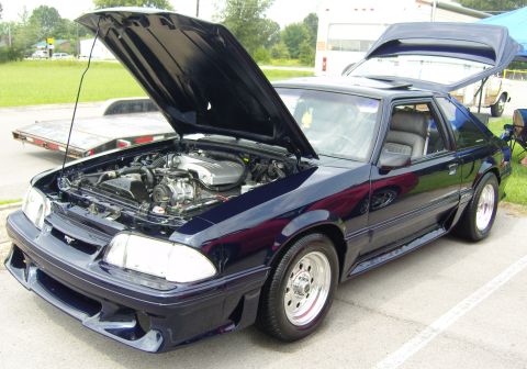 2007 Ford Mustang - This 1987 Ford Mustang hatchback has its hood and trunk open, revealing the engine and interior.