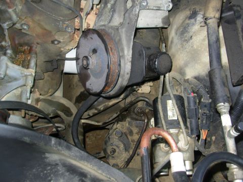 1983 Ford Bronco - It's much easier to work on the V8 lines with the pump behind the steering box.