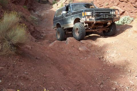 1990 Ford Bronco - Shawn climbs out of Lockhart Canyon