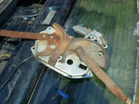 1983 Ford Bronco - These motor screws aren't very tight in the threads, so I'm threadlocking them in. Since this motor is so new & works so well, I doubt the…