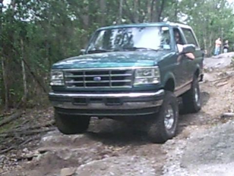 1988 Ford Bronco - This green Ford Bronco appears to be from the early to mid-1990s, not a 1988 model.