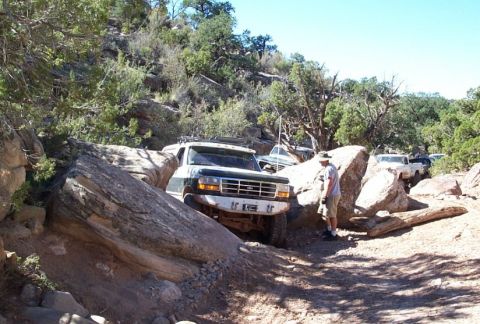1990 Ford Bronco - Chris squeezes thru Lower Helldo