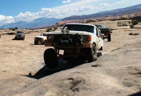 1990 Ford Bronco - My front unweights as the rear drops into the Golden Crack