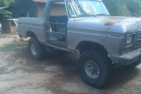 1978 Ford Bronco - This 1978 Ford Bronco has a roll cage and its doors have been removed.