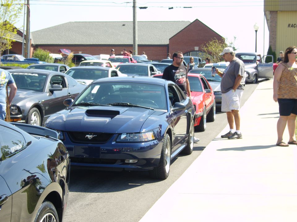 Blue 2007 Ford Mustang parked in a line with other cars