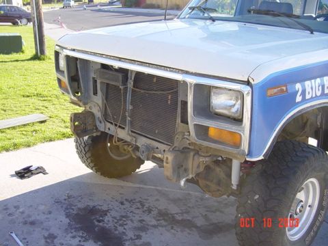 1989 Ford Bronco - Pulled the grille and bumper off...nice huh?