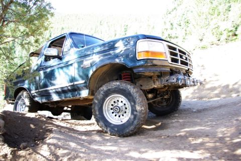 1995 Ford Bronco - This Ford Bronco appears to be from the early to mid-1990s, not a 1995 model.