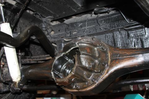 1979 Ford Bronco - The rear differential housing is severely damaged, exposing the internal gears.