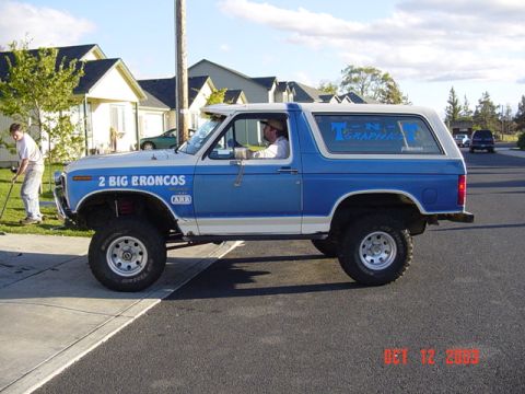 1989 Ford Bronco - Notice the sliders and nice close front bumper