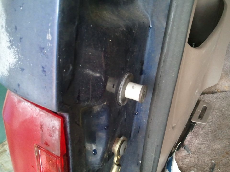 1994 Ford Bronco tailgate latch mechanism