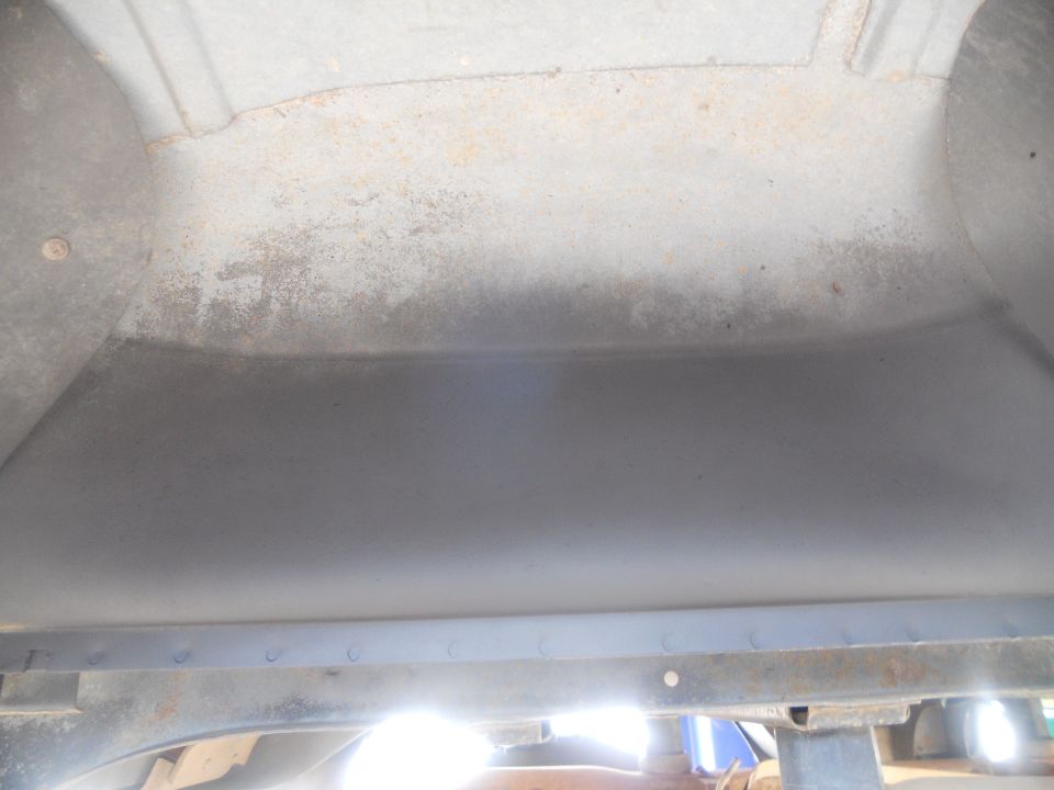 Underside of vehicle with "SUPERMOTORS" watermark