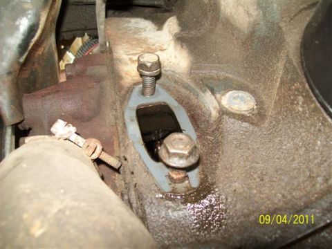 1979 Ford F-150 - What the bolt pattern of a 351m and 400 fuel pump looks like.