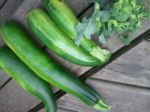 1985 Ford F-150 - Freshly harvested zucchini and broccoli are arranged on a rustic wooden surface, with a Supermotors.net logo visible in the corner.