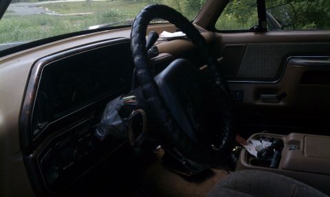 1990 Ford Bronco - Interior photo, no passenger seat.