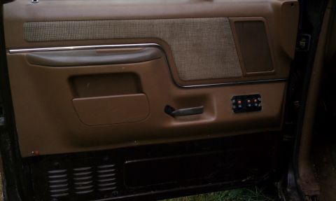 1990 Ford Bronco - Drivers side door panel without map pocket.