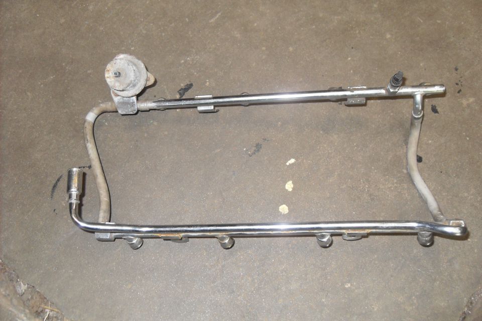 Fuel rail assembly with pressure regulator and fuel line connections