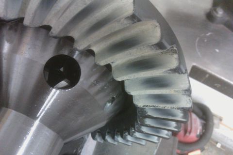 1999 Chevrolet Camaro - Close-up view of differential gears showing wear patterns on the teeth.