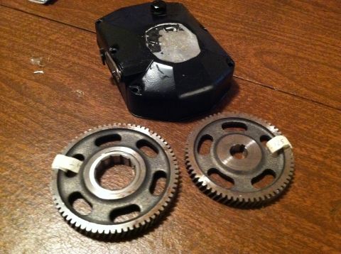 1981 Garelli Rally Sport - Two gears and a black housing are laid out on a wooden table.