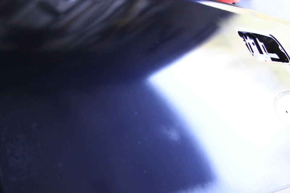 Dark blue fender with a white reflection and a Supermotors.net logo