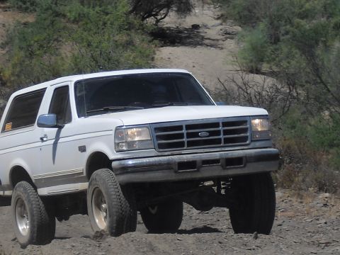 1986 Ford Bronco - This white Ford Bronco appears to be from the early 1990s, not 1986 as claimed.