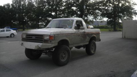 1989 Ford Bronco - This lifted Ford Bronco appears to be from the late 1980s, not 1989.