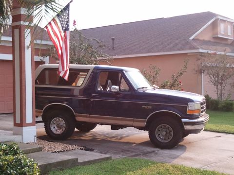1994 Ford Bronco - This Ford Bronco appears to be from the early to mid-1990s, not a 1994 model.